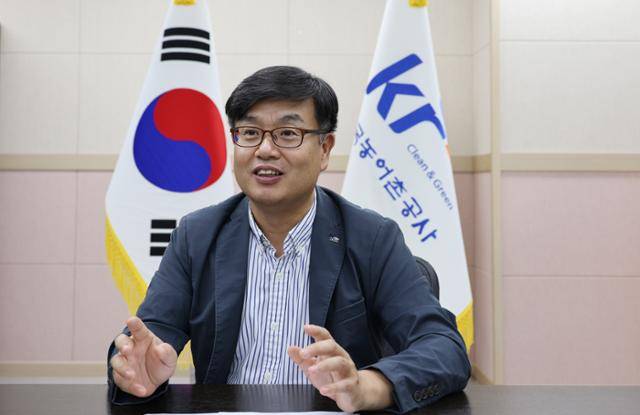 이민수 한국농어촌공사 충남본부장이 16일 충남 홍성의 공사 사옥 본부장실에서 기후위기에 대응한 농어촌 수리 인프라 전략에 대해 설명하고 있다. 한국농어촌공사 충남본부 제공