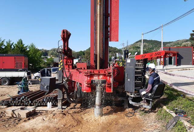 한국농어촌공사 충남본부가 충남 서천의 한 마을에서 농업용수 확보를 위해 지하수를 개발하고 있다. 한국농어촌공사 충남본부 제공
