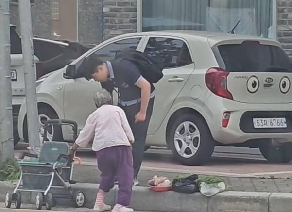 7일 오후 동두천중 2학년생 옥모 군이 폭염에도 농작물을 팔던 할머니를 돕는 모습. 인스타그램 갈무리