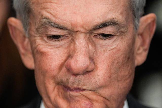 제롬 파월 미국 연방준비제도(Fed·연준) 의장이 지난달 25일 미 연방 상원 은행위원회 청문회 출석을 위해 워싱턴 의회로 들어가고 있다. 워싱턴=AP 연합뉴스