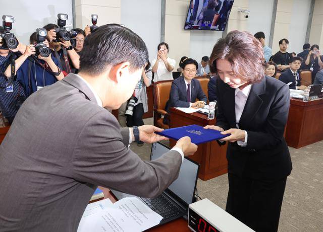이진숙 사회부총리 겸 교육부 장관 후보자가 16일 서울 여의도 국회 교육위원회에서 열린 인사청문회에서 김영호 위원장에게 선서문을 제출하고 있다. 연합뉴스