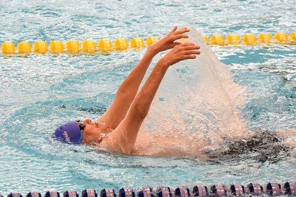 수영하고 있는 김재학 회장 모습./사진=(사)한국희귀·난치성질환연합회 제공