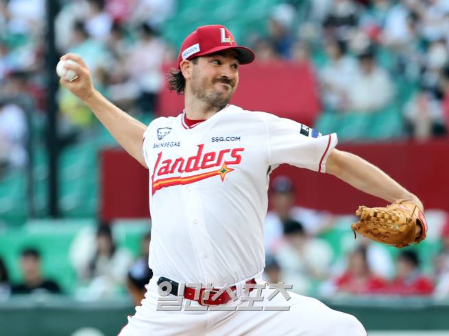 10일 오후 인천 SSG랜더스필드에서 열린 2025 프로야구 KT 와 SSG경기. SSG 선발 앤더슨이 역투하고 있다. 인천=정시종 기자 /2025.07.10.