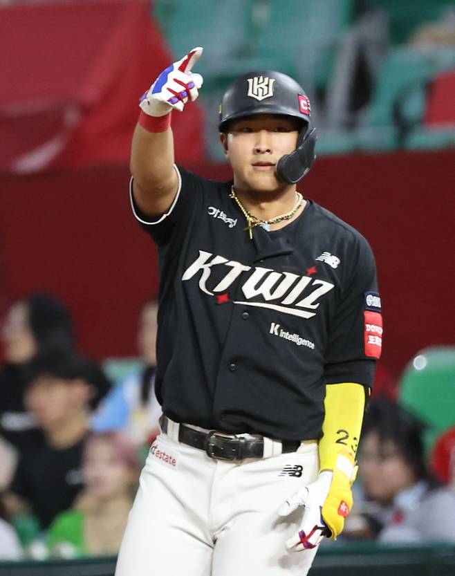 10일 오후 인천 SSG랜더스필드에서 열린 2025 프로야구 KT 와 SSG경기. KT 안현민이 6회 1사 1루서 좌익수 왼쪽 안타를 날리고 기뻐하고 있다. 인천=정시종 기자 capa@edaily.co.kr /2025.07.10.