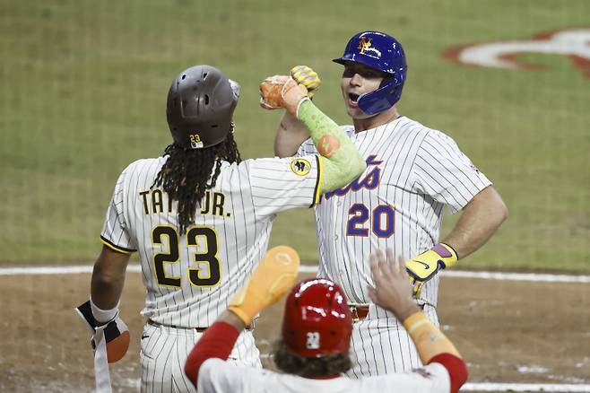 <yonhap photo-2267=""> 2025 MLB 올스타전에서 6회 말 3점 포를 쏘아 올린 피트 알론소(오른쪽). EPA=연합뉴스</yonhap>
