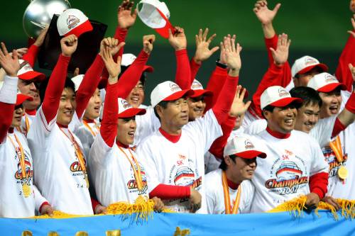 2007년 한국시리즈서 우승한 SK 김성근 감독등 선수단이 기념촬영하고 있다. IS 포토.