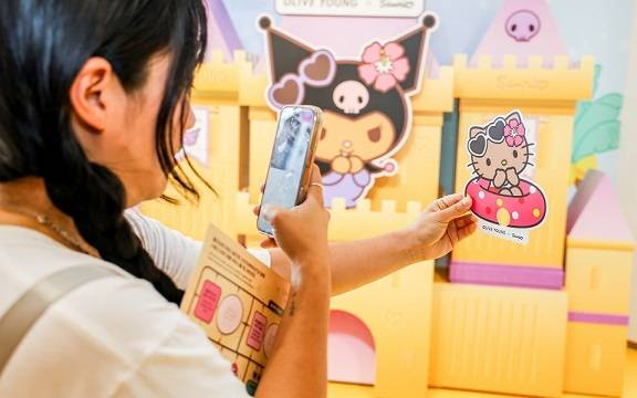 트렌드팟 바이 올리브영홍대에서 고객이 산리오캐릭터즈 굿즈를 촬영하는 모습. [사진=CJ올리브영]