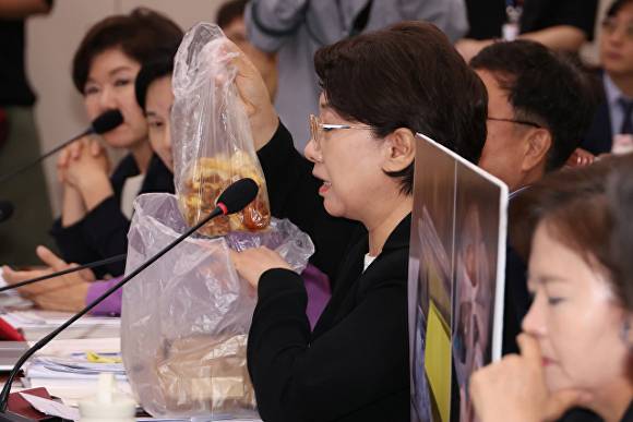 국민의힘 이달희 의원이 14일 국회 여성가족위원회에서 열린 강선우 여성가족부 장관에 대한 인사청문회에서 음식물 쓰레기를 들어보이며 갑질 의혹 관련해서 질문하고 있다. [사진=연합뉴스]