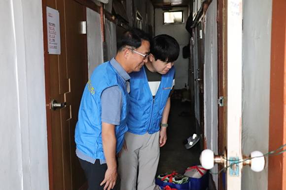 대성에너지 직원들이 쪽방촌 어르신들을 찾아 안부를 살피고 있다 [사진=대성에너지]