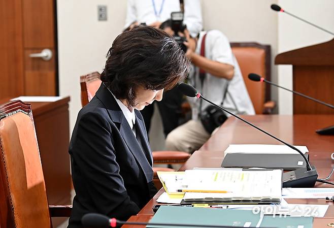 이진숙 사회부총리 겸 교육부 장관 후보자가 16일 오전 서울 여의도 국회 교육위원회에서 열린 인사청문회에서 자녀 조기 유학 질의에 사과를 하고 있다. [사진=곽영래 기자]