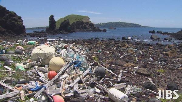 제주도 해안가에 쌓여있는 플라스틱 쓰레기.