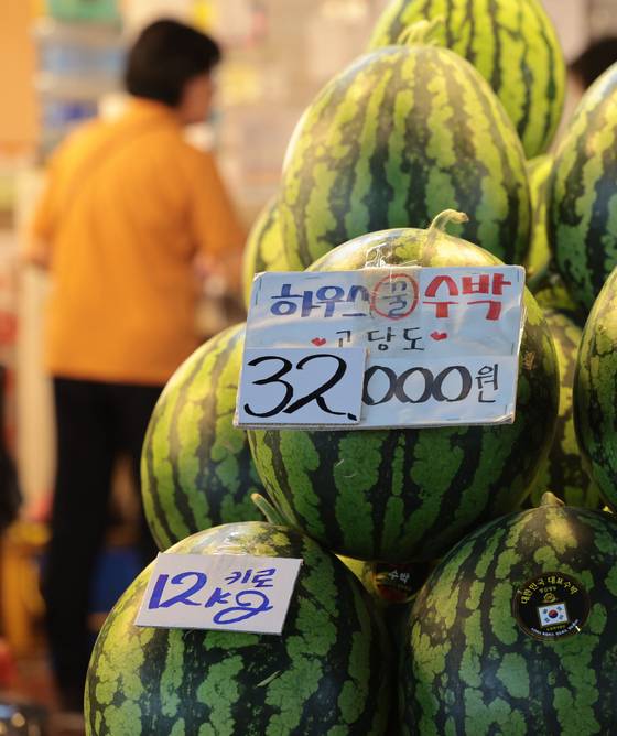 15일 한국농수산식품유통공사(aT)에 따르면 이날 수박 한 통 평균 소매 가격은 3만65원으로 3만원을 돌파했다. [연합뉴스]