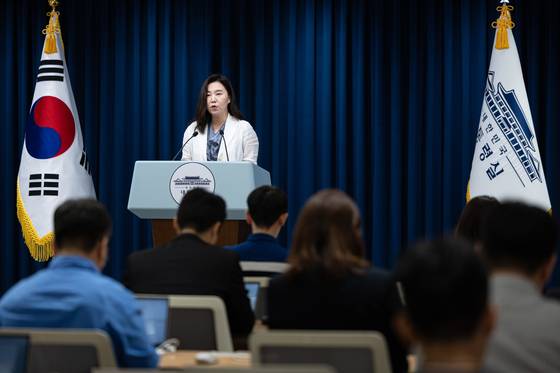 강유정 대통령실 대변인이 지난 13일 대통령실 청사에서 차관급 인선 브리핑을 하고 있다. [뉴스1]