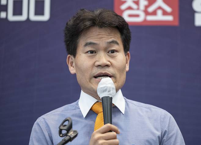 한국사 강사 전한길씨. 사진은 전씨가 지난 4월 16일 서울 중구 프레스센터 국제회의장에서 열린 ‘국민이 국민을 지킨다! 국민수사대 출범식’에 참석해 축사를 하고 있는 모습. 연합뉴스