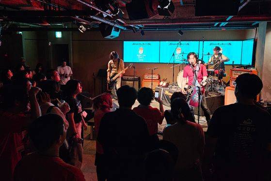 지난 12일 서울 마포구의 공연장 우무지에서 밴드 데뷔 14주년 기념공연 중인 포스트 하드록 밴드 해리빅버튼. 우무지는 비영리 단체인 사단법인 코드가 운영하는 복합 문화공간으로 지난달 말 문을 열었다. 현재 개관 기념 릴레이 공연이 이어지고 있다. 김한별 기자