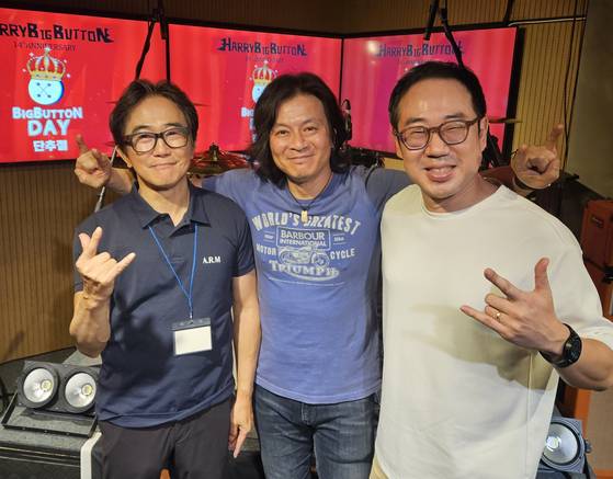 2021년 온라인 뮤직 페스티벌 '우리들의 무대를 지켜주세요(우무지)'을 성사시킨 세 주역이 4년 뒤 문 연 우무지 공연장 무대에 다시 모였다. 왼쪽부터 공연장을 운영하는 비영리 단체 '사단법인 코드' 대표인 윤종수 변호사, 포스트 하드록 밴드 해리빅버튼의 보컬 겸 기타리스트 이성수, 엔터테크 스타트업 스테이지랩스의 백명현 대표. 함께 록 스피릿(Rock Spirit)을 상징하는 손동작을 취했다. 김한별 기자