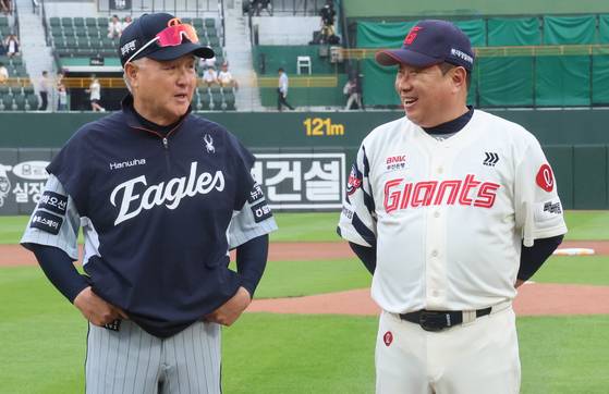 지난달 17일 사직 경기를 앞두고 이야기를 나누고 있는 한화 김경문 감독(왼쪽)과 롯데 김태형 감독. 연합뉴스