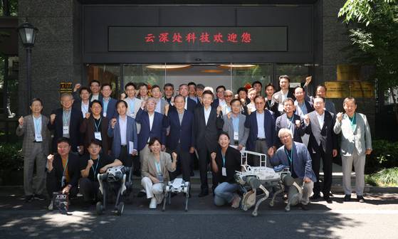 '평화 오디세이'가 딥로보틱스를 찾았다. 첫줄 왼쪽부터 이준호 한국 화웨이 부사장, 백서인 한양대 교수, 유영화 한국 화웨이 상임고문, 엄윤설 에이로봇 대표, 이희옥 성균관대 교수, 둘째 줄 왼쪽부터 한상호 김앤장 변호사, 염재호 태재대 총장, 최갑렬 삼일건설 회장, 이광형 KAIST 총장, 박문수 미래와가치 회장, 홍석현 한반도평화만들기 이사장, 윤병세 전 외교부 장관, 오세정 전 서울대 총장, 신정승 전 주중대사, 이정동 서울대 교수, 조용병 은행연합회 회장, 이철규 국회의원, 마지막 줄 왼쪽부터 김병연 서울대 석좌교수, 이경일 솔트룩스 대표, 윤태성 KAIST 교수, 차문중 삼성글로벌리서치 사장, 윤영관 전 외교부 장관, 이혁 전 주베트남대사, 주완 김앤장 변호사, 이하경 중앙일보 대기자, 김진호 단국대 교수, 정유신 서강대 교수, 조윤제(얼굴 가림) 전 주미대사, 임종인 고려대 명예교수, 최병일 이화여대 명예교수, 박재근 한양대 교수, 최현만 전 미래에셋증권 회장, 이창민 한국외대 교수, 서민준 KAIST 교수, 김상배 서울대 교수, 전병서 중국경제금융연구소장, 김용학 전 연세대 총장. 송호근 한림대 교수와 정동영 국회의원도 참여했다. 장진영 기자