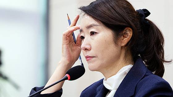 강선우 여성가족부 장관 후보자가 14일 서울 여의도 국회에서 열린 인사청문회에 출석해 의원 질의를 경청하며 머리카락을 쓸어 넘기고 있다. 뉴스1