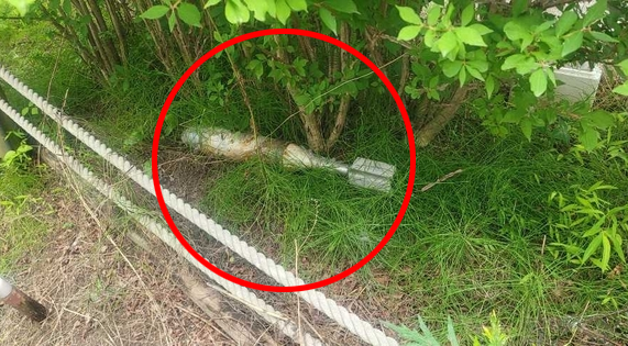 ▲ 16일 오후 1시 34분 쯤 강릉시 입암동 주택 내 화단에서 군용 불발탄이 발견됐다. 강릉소방서 제공