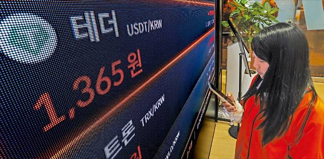 < ‘원화판 테더’ 나올까 > 국정기획위원회가 ‘원화 스테이블코인 도입’을 새 정부 국정과제로 채택했다. 15일 서울 서초동 빗썸라운지 현황판에 표시된 달러 스테이블코인 테더(USDT) 시세.  최혁 기자