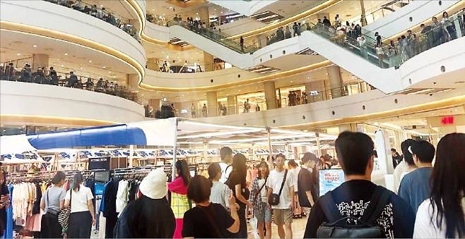 지난 12일 쇼핑객으로 북적이는 서울 영등포 복합쇼핑몰 타임스퀘어.  /이소이 기자