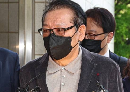 2018년 지방선거 공천헌금 의혹 혐의를 받는 '건진법사' 전성배 씨가 12일 서울 양천구 서울남부지법에서 열린 1심 두 번째 공판에 출석하고 있다. 연합뉴스