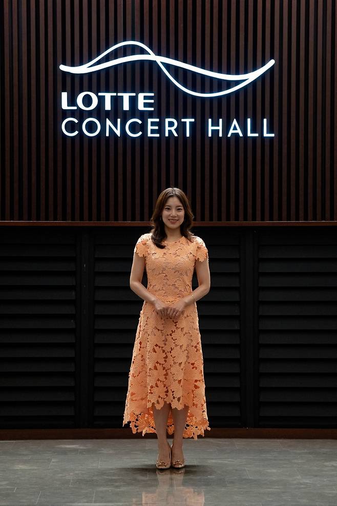 롯데콘서트홀 마티네 시리즈 <황수미의 사운드트랙>을 맡은 소프라노 황수미 / 사진. 롯데문화재단 제공.