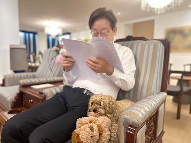 대통령실은 이재명 대통령이 서울 한남동 관저에서 반려견 '바비'와 함께 하는 모습을 14일 SNS에 공개했다. [이재명 대통령 SNS]