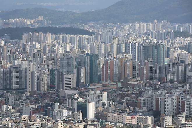 서울 남산에서 바라본 시내 아파트 단지. 사진=연합뉴스