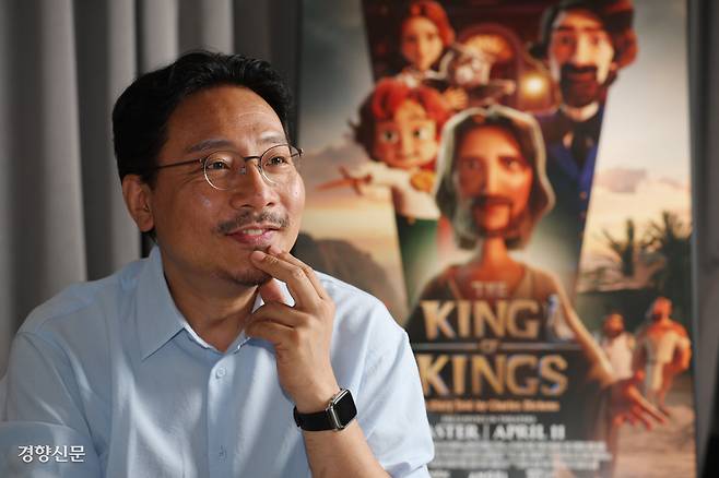 역대 한국영화 북미 흥행 1위 기록을 쓴 3D 애니메이션 <킹 오브 킹스>의 제작·연출·각본을 맡은 모팩스튜디오 대표 장성호 감독이 지난 9일 서울 강남구 사무실에서 경향신문과 인터뷰하고 있다. 국내 VFX(Visual Effects·시각특수효과) 개척자로 불리는 장 감독은 이 영화를 100% 국내 자본으로 장장 10년에 걸쳐 완성했다. 정지윤 선임기자