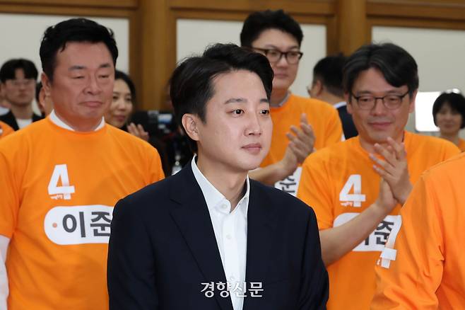 21대 대선일인 지난 6월 3일 이준석 당시 개혁신당 대선 후보가 방송 3사 출구조사 발표를 확인한 뒤 국회 의원회관에 마련된 당 개표상황실에 도착해 소감을 밝히기 전 생각에 잠겨 있다. 성동훈 기자