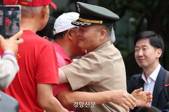 채상병 사망 사건 초동조사 당시 수사외압을 폭로했던 박정훈 해병대 수사단장(대령)이 16일 서울 서초구 순직해병특검 사무실에 참고인 신분으로 출석하며 해병대 예비역 회원과 포옹하고 있다. 2025.7.16 한수빈 기자