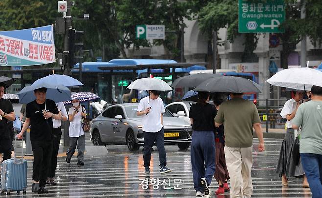 비가 내린 14일 우산을 쓴 시민들이 서울 광화문 사거리 횡단보도를 건너고 있다. 정지윤 선임기자
