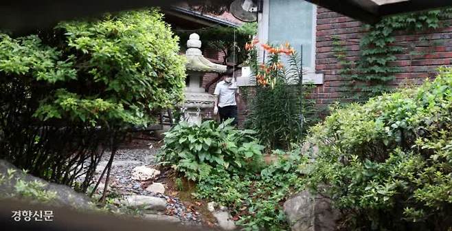 A member of Special Counsel Min Joong-ki’s team investigating allegations related to former First Lady Kim Keon-hee enters the Buddhist sanctuary belonging to Jeon Seong-bae, also known as “Geon Jin,” in Gangnam District, Seoul, for a search and seizure on July 15. / Reporter Han Soo-bin