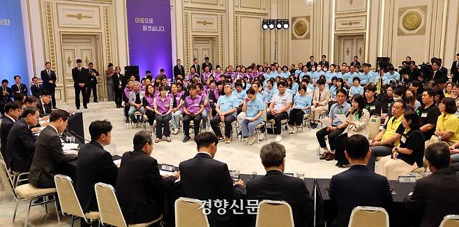 이재명 대통령이 16일 오후 서울 종로구 청와대 영빈관에서 열린 …기억과 위로, 치유의 대화‘에서 사회적 참사 유가족들의 이야기를 듣고 있다. 2025.7.16. 대통령실사진기자단