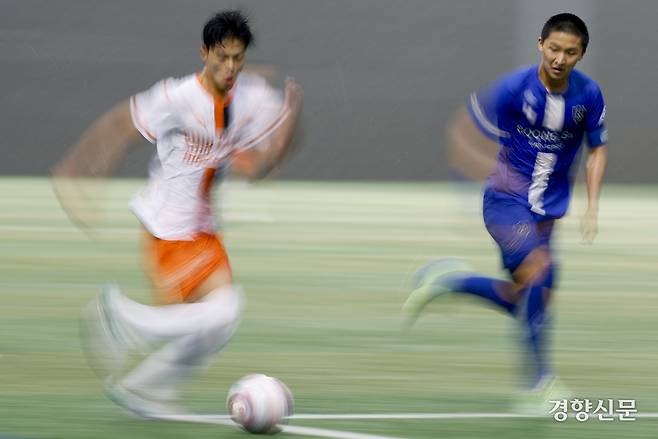 충남 신평고가 16일 충북 제천축구센터에서 열린 2025 대통령금배 고등 U-17, 3조 조별리그 서울 숭실고와의 경기에서 돌파하고 있다. 제천ㅣ문재원 기자