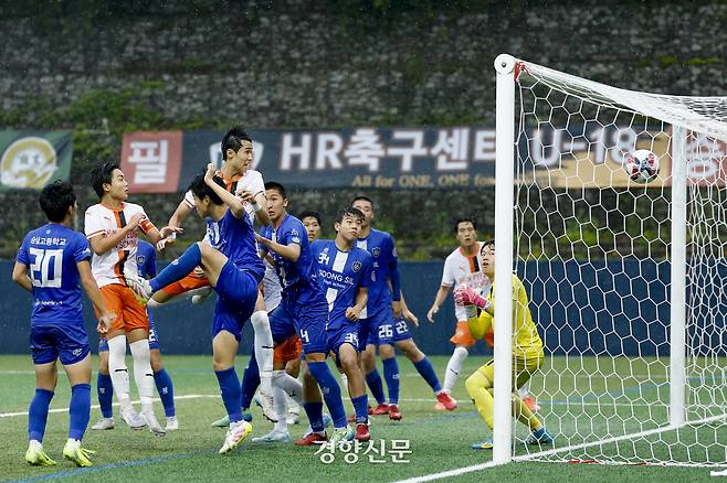충남 신평고가 16일 충북 제천축구센터에서 열린 2025 대통령금배 고등 U-17, 3조 조별리그 서울 숭실고와의 경기에서 헤더 슛 득점하고 있다.  제천ㅣ문재원 기자