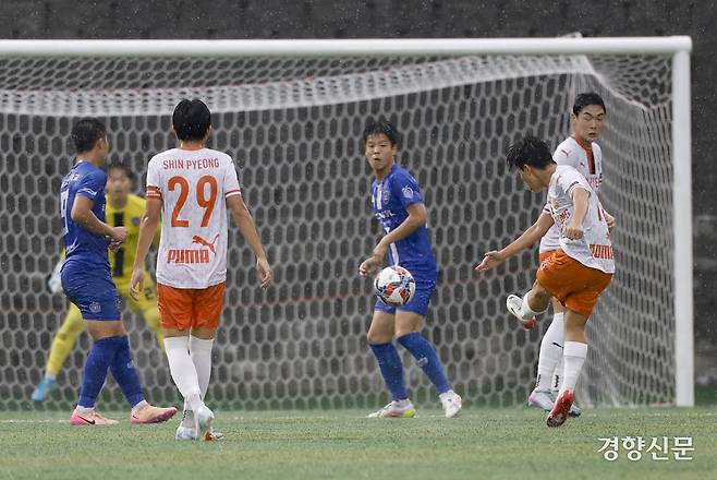 충남 신평고가 16일 충북 제천축구센터에서 열린 2025 대통령금배 고등 U-17, 3조 조별리그 서울 숭실고와의 경기에서 슛팅하고 있다. 제천ㅣ문재원 기자