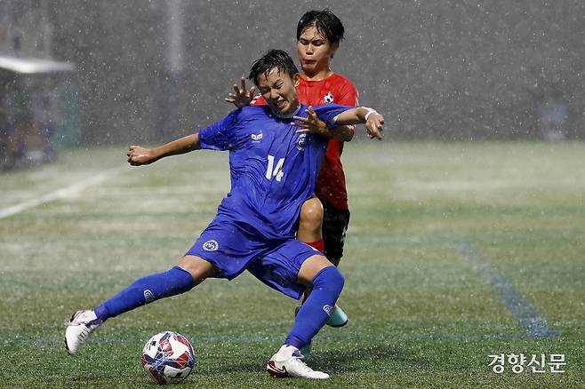 서울 상문고가 16일 충북 제천축구센터에서 열린 2025 대통령금배 고등 U-17, 1조 조별리그 경기FC광명시민U18과의 경기에서 볼경합을 하고 있다. 제천ㅣ문재원 기자