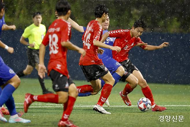 서울 상문고가 16일 충북 제천축구센터에서 열린 2025 대통령금배 고등 U-17, 1조 조별리그 경기FC광명시민U18과의 경기에서 볼경합을 하고 있다. 제천ㅣ문재원 기자