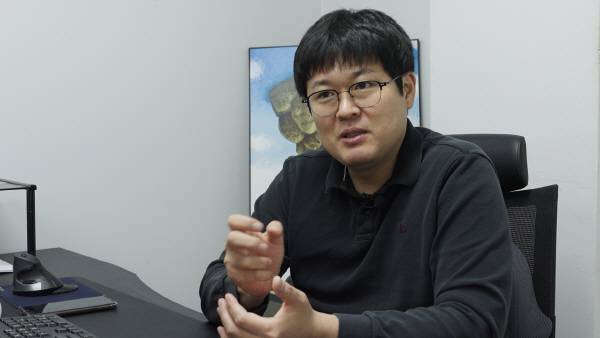 영산대 최인수(웹툰학과) 교수가 종이 만화와 웹툰의 표현 방식 차이를 설명하고 있다. 김진철PD