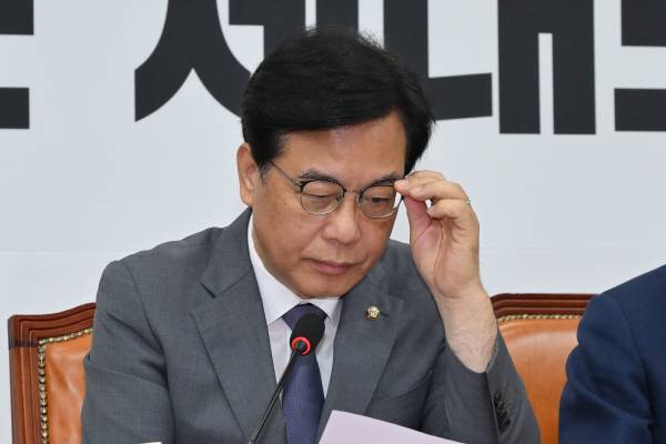 국민의힘 송언석 비대위원장 겸 원내대표가 10일 국회에서 열린 비상대책위원회의에 참석해 있다. 김정록 기자