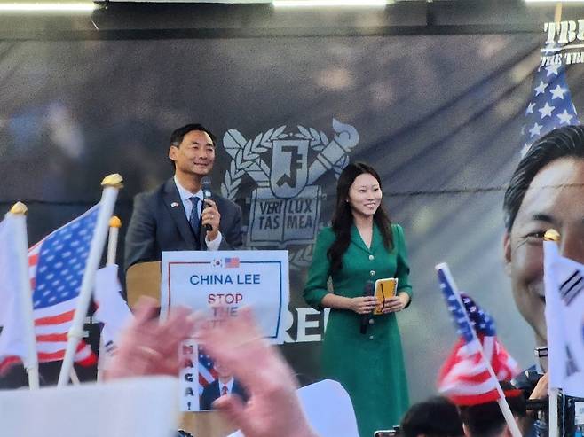Morse Tan (left), former US ambassador-at-large for global criminal justice, is seen onstage for a speech at an event held near the Seoul National University's main gate on Tuesday. (Yonhap)