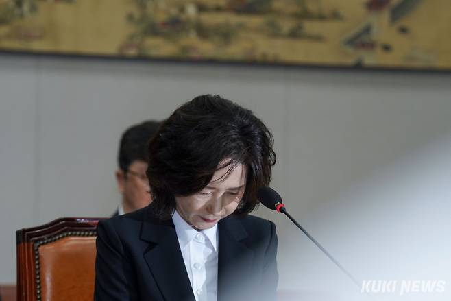 이진숙 사회부총리 겸 교육부 장관 후보자가 16일 서울 여의도 국회에서 열린 인사청문회에서 고개를 숙이고 있다.