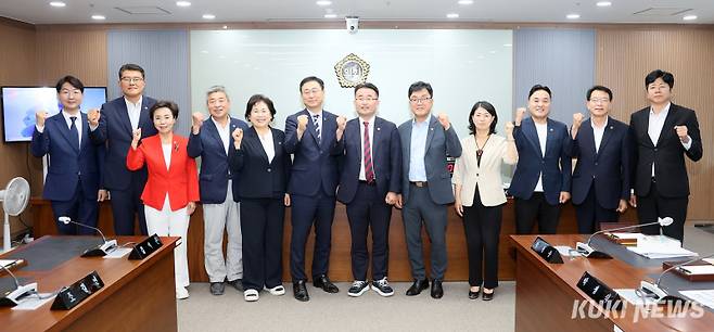 충남도의회 예산결산특별위원회는 지난 15일 제360회 임시회 제1차 예산결산특별위원회 회의를 열어 신임 부위원장을 선임하고, 집행부와 민생 중심의 예산 편성을 위한 의견을 공유했다. &nbsp;