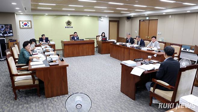 충남도의회 행정문화위원회는 16일 열린 제360회 임시회 제1차 회의에서 자치안전실과 자치경찰위원회 소관 ‘2025년 주요업무 추진상황’에 대한 보고와 조례안을 심사했다.&nbsp;