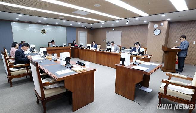충남도의회 보건복지환경위원회는 16일 제360회 임시회 1차 회의를 열어 인구전략국, 충남사회서비스원, 보건환경연구원 주요업무 추진상황을 보고 받았다. &nbsp;
