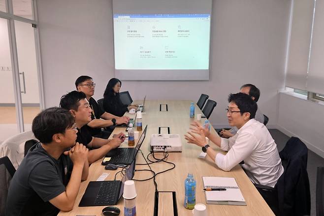 16일 경기 판교 소재 AI전문기업 아이브릭스를 방문해 소통하는 전태원 조달청 공정조달국장(오른쪽). 조달청