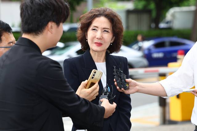 이진숙 부총리 겸 교육부 장관 후보자가 지난달 30일 서울 여의도 한국교육시설안전원에 마련된 인사청문회 준비 사무실로 출근하며 기자들 질문을 받고 있다. 연합뉴스